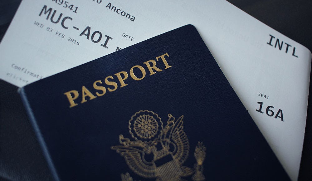 La couverture d'un passeport américain ainsi qu'un billet d'avion.